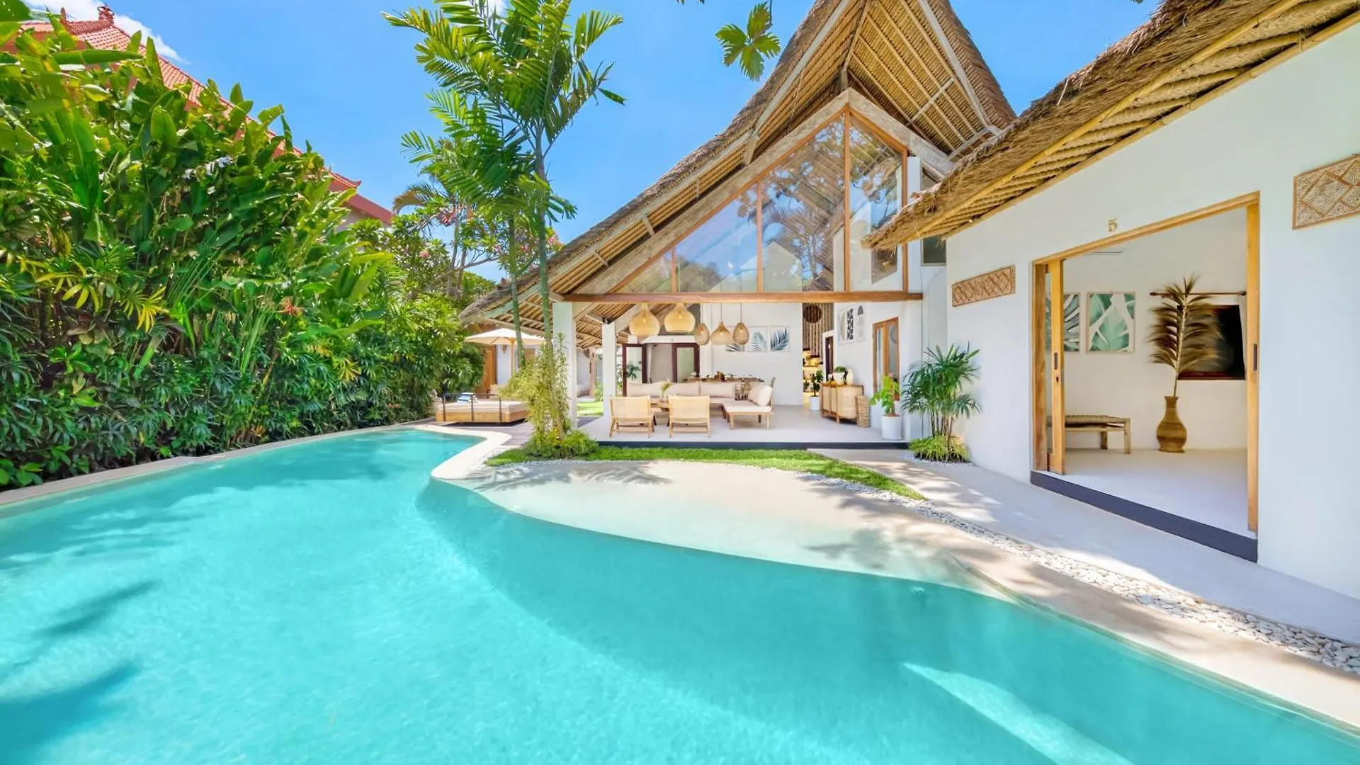 Villa Indigo - 5-Bdr With Huge Pool And Garden Seminyak